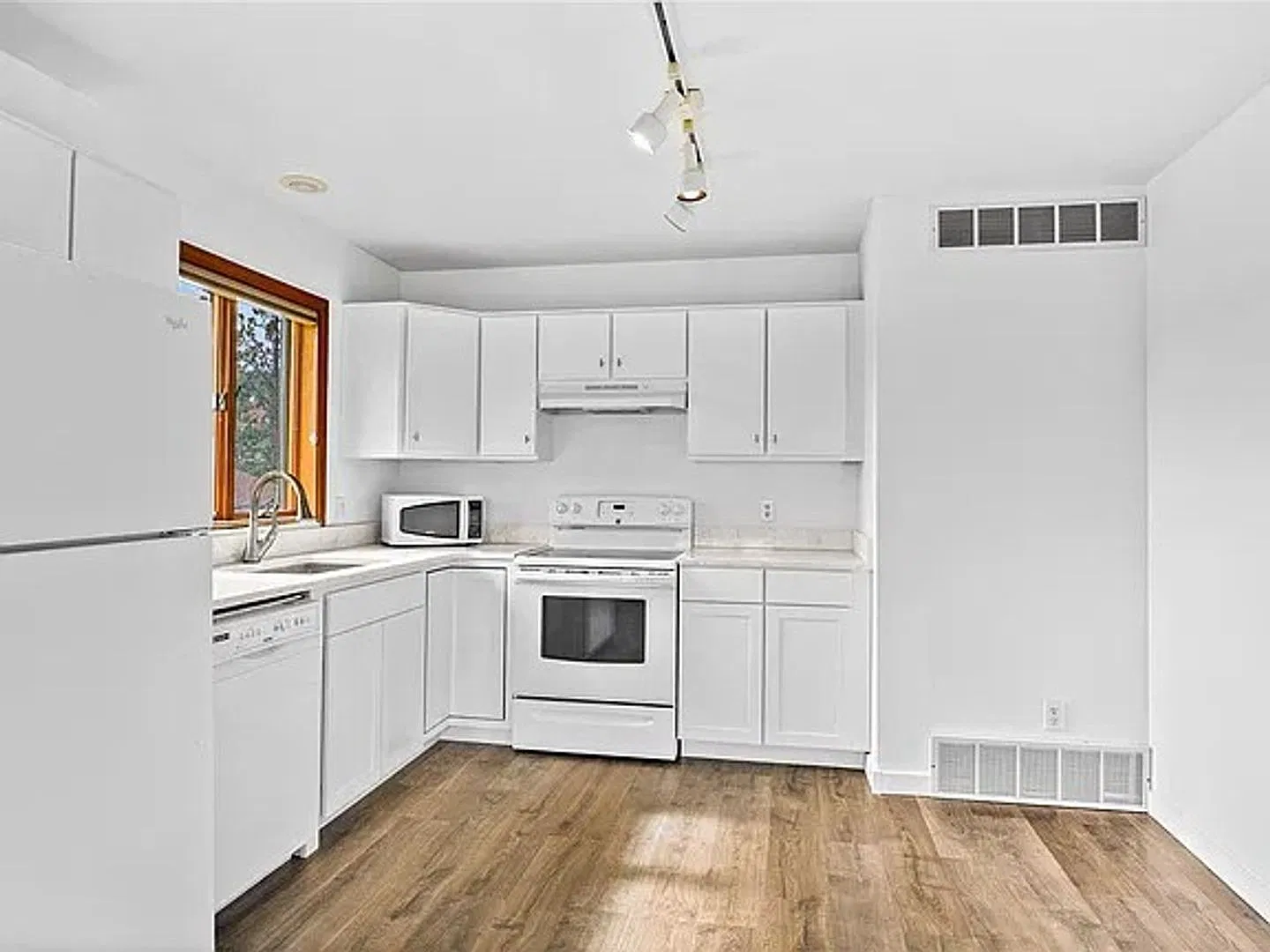 Alpine Rental-2233 - Unit C — Photo 3