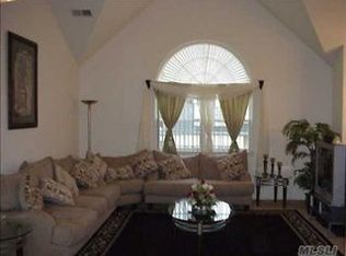 7 3rd St, Nesconset, NY 11767