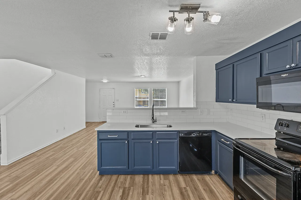 3 bed, 1928 sqft, $1,800 — Photo 3