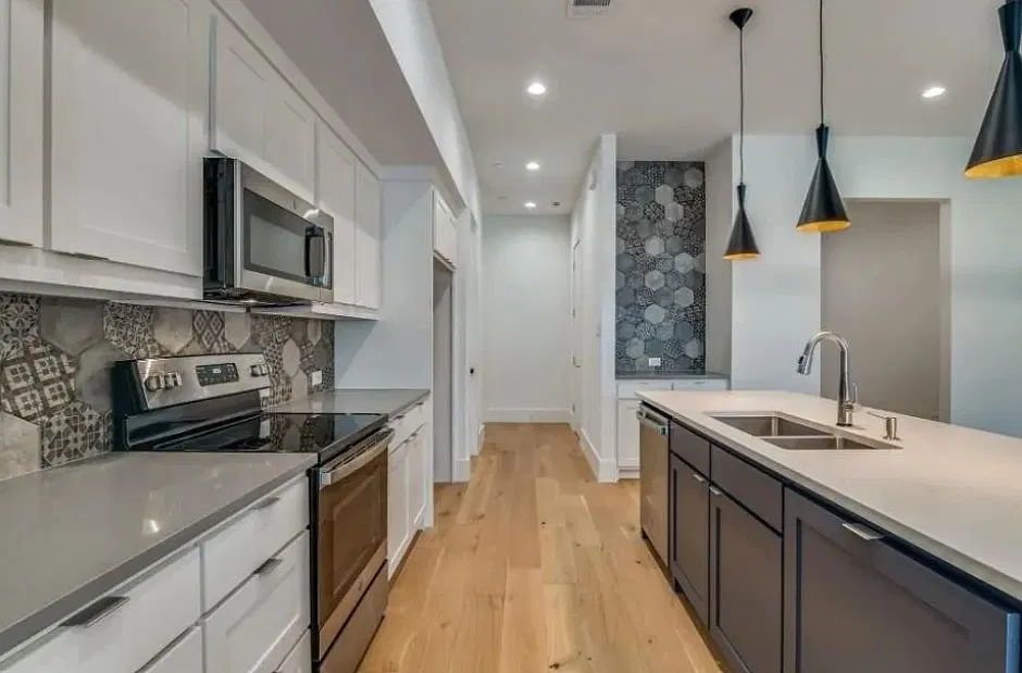 3 bed, 2156 sqft, $2,600 — Photo 4