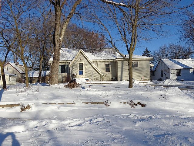 GREAT STARTER OR EMPTY NESTER HOME!! Convenient location within walking distance to Community Center, Loons Stadium, restaurants and shopping. Newer siding, windows and shingles. Central Air. Abundant storage in walk-up attic. 12x18 Shed. Offers a nice size yard and garden area for someone that wants to do a little gardening but not a lot of mowing!
