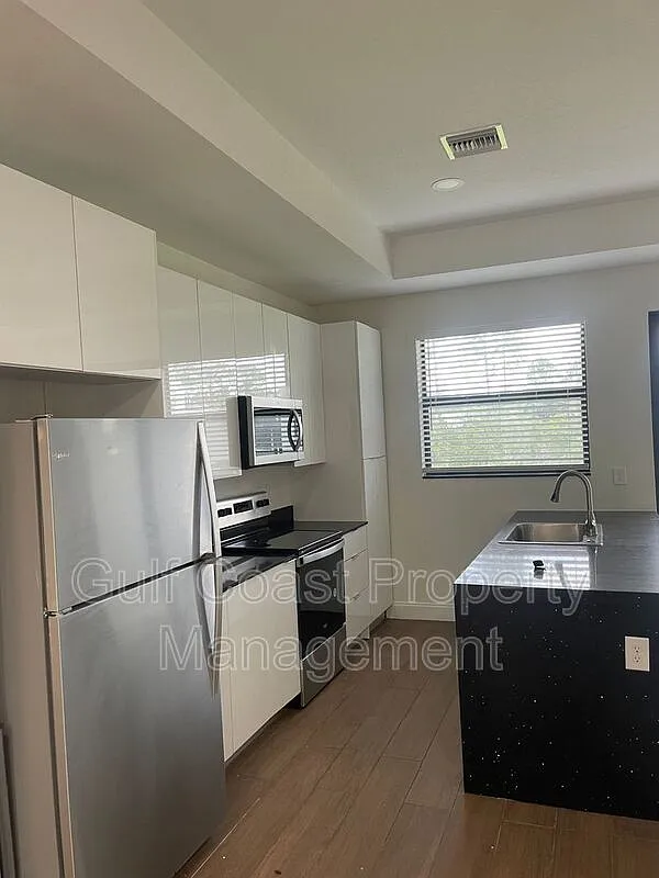 5 bed, 3.0 bath, 1810 sqft, $2,100 — Photo 4