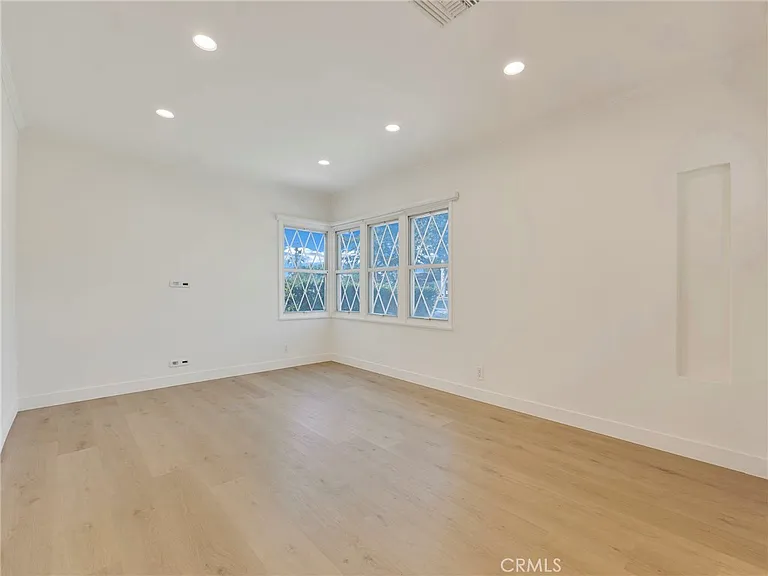 2108 N Pass Ave — Photo 6