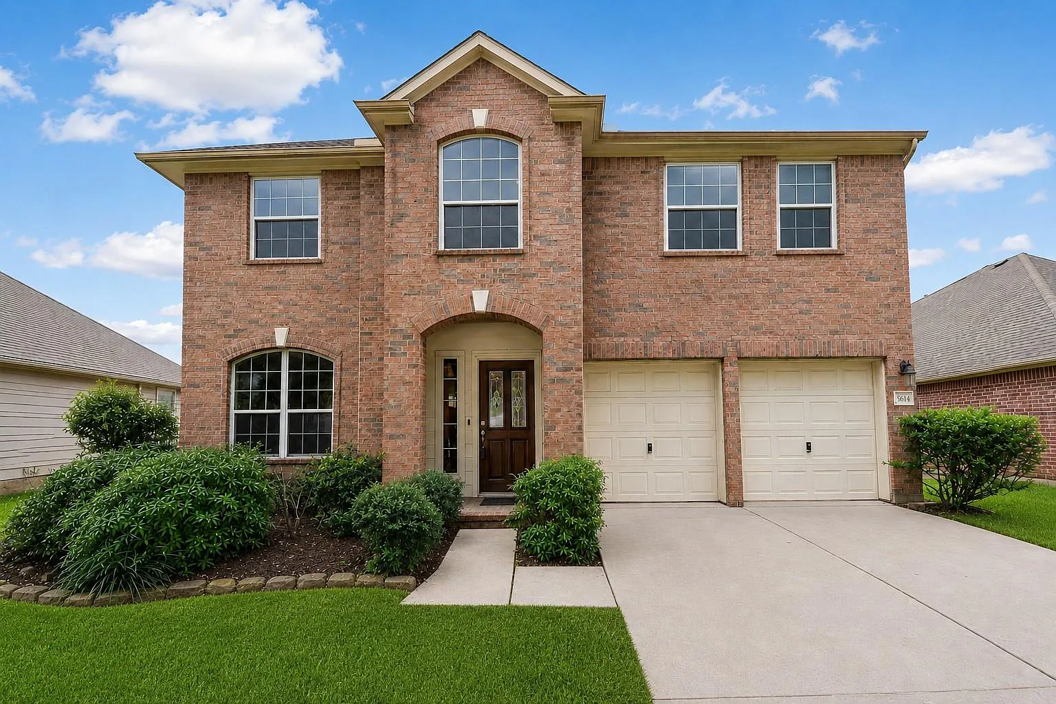 4 bed, 2.5 bath, 2600 sqft, $2,800 — Photo 1