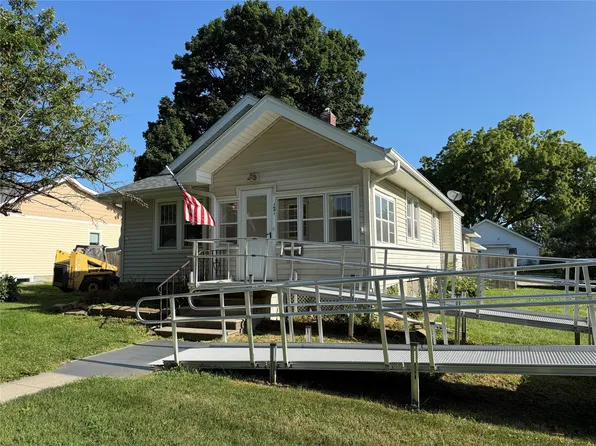 121 E Benton St, Winterset, IA 50273