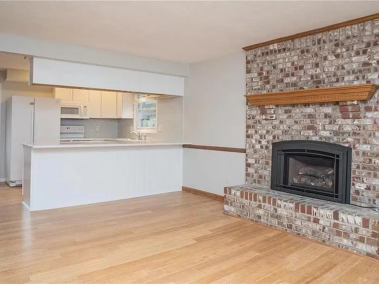 485 W Walnut St — Photo 2
