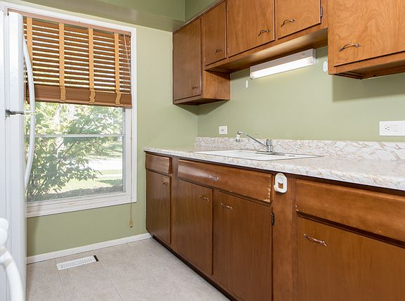 4th image of 653 Dickens Ave