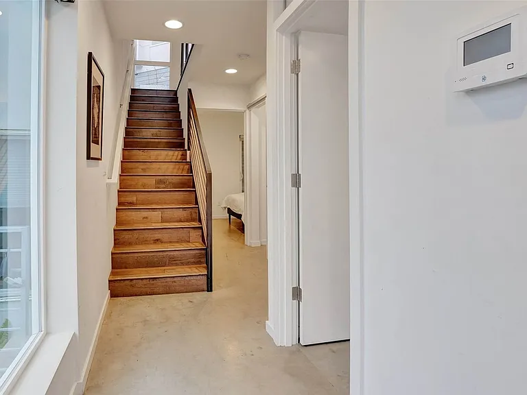 1007 Sturgus Ave S — Photo 10