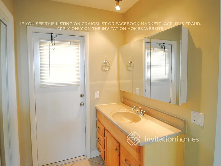 1810 N 47th Ave — Photo 8