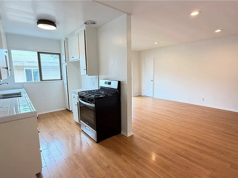 919 N Orange Grove Ave #6 — Photo 5