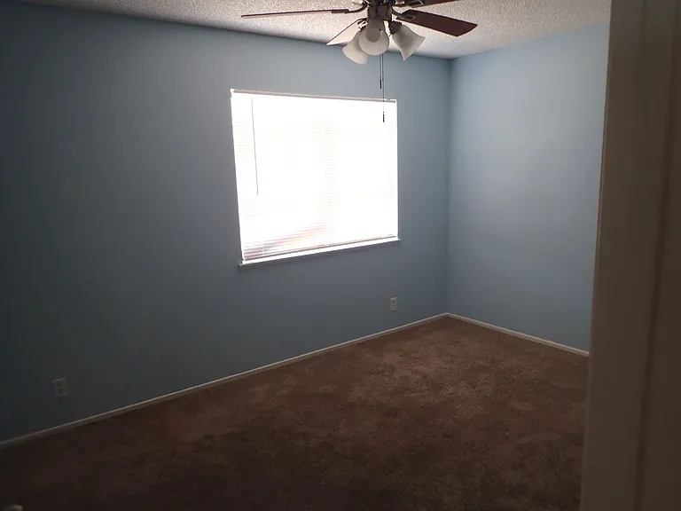 1008 W Atkins Ave — Photo 4