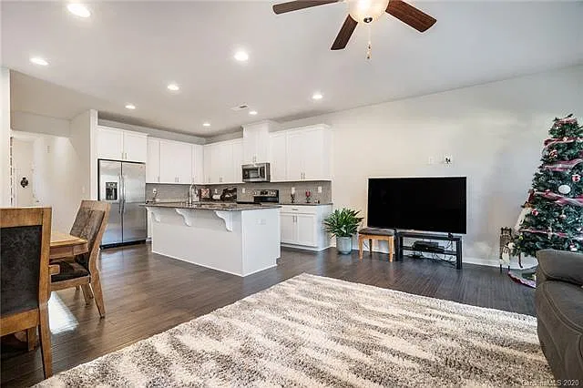 3 bed, 1759 sqft, $2,075 — Photo 3