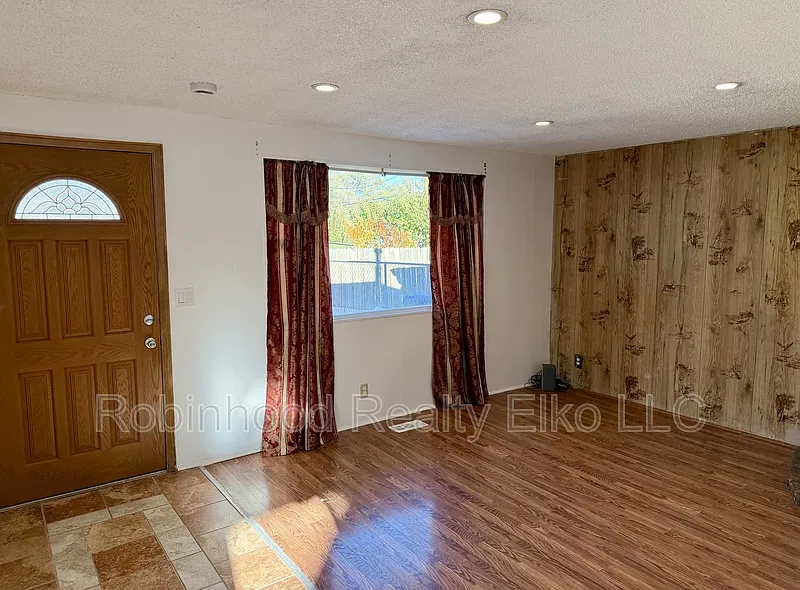 3 bed, 1.0 bath, 960 sqft, $1,600 — Photo 4