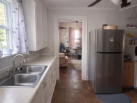 4th image of 2413 Shenandoah Ave