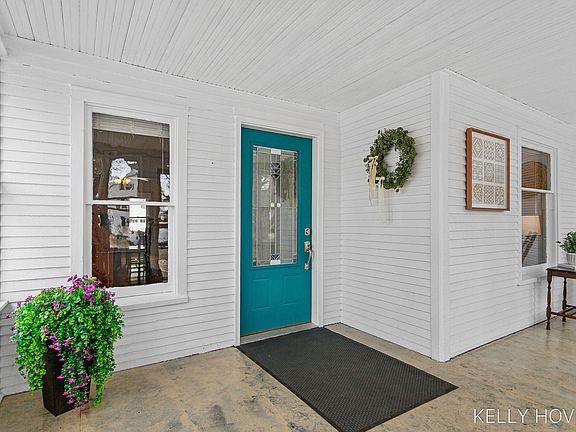 3rd image of 609 W Maple St