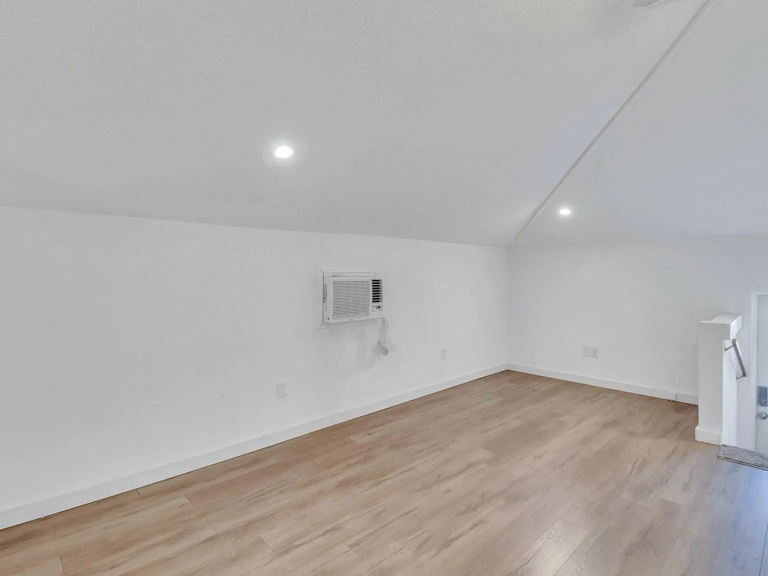 406 W 36th St — Photo 2