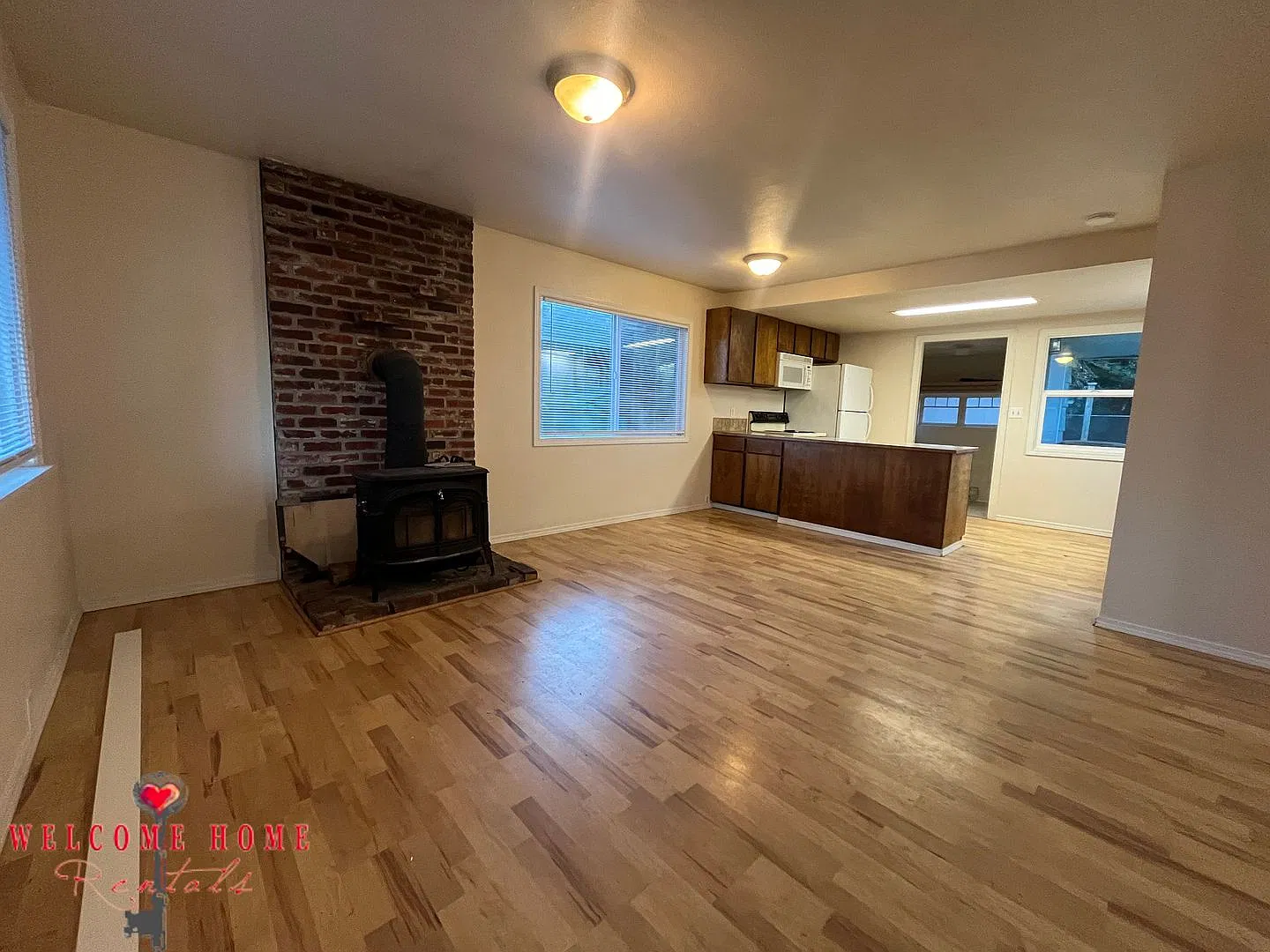 Beautiful rambler with huge deck & large fenced yard — Photo 3