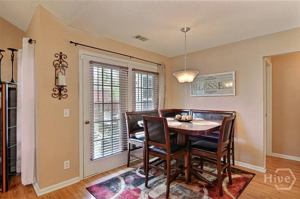 3 bed, 1221 sqft, $1,995 — Photo 3