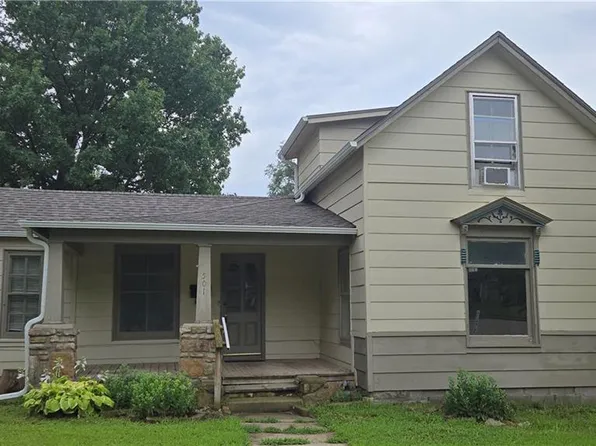 501 E Piankishaw St, Paola, KS 66071