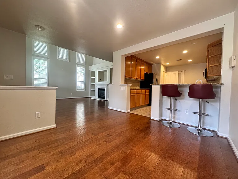 3210 Silverland Dr — Photo 11