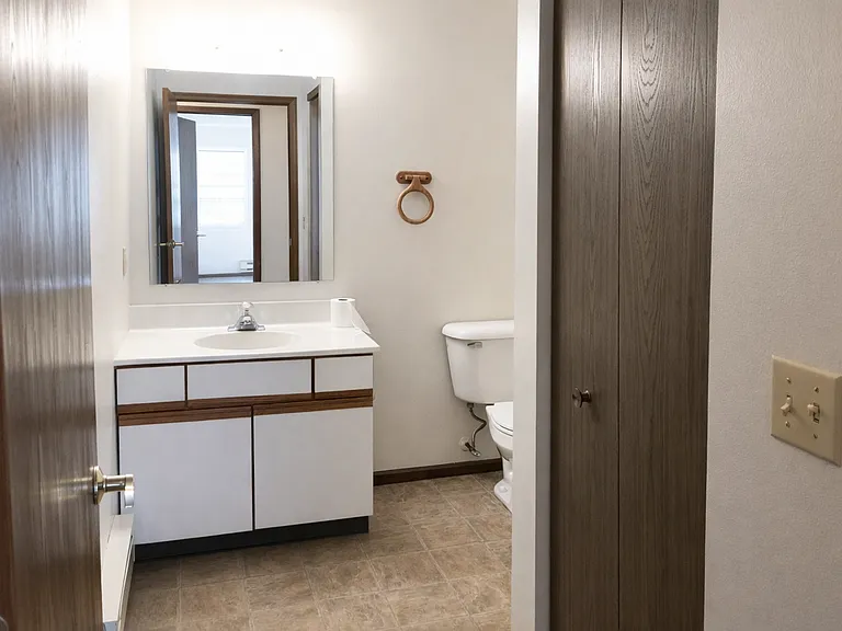 201 - 207 West Win Heights — Photo 12