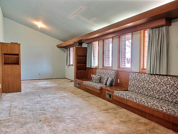 Living Rm, Lots of Windows