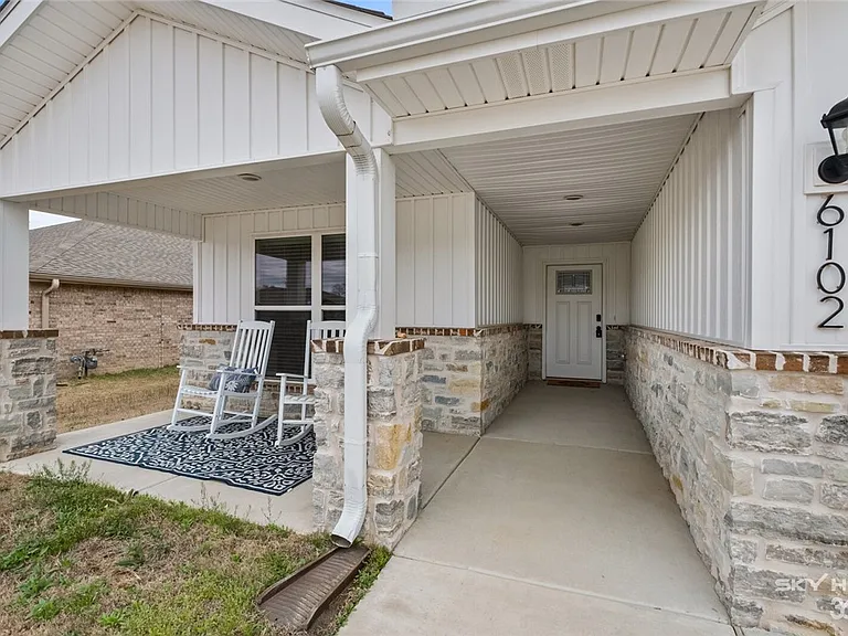 6102 NW Hoover St — Photo 3
