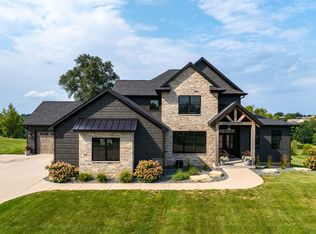 19 Pebble Creek Cir, Leclaire, IA 52753