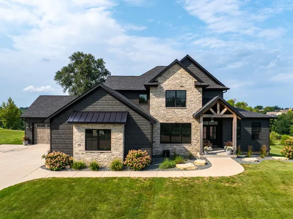 19 Pebble Creek Cir, Leclaire, IA 52753