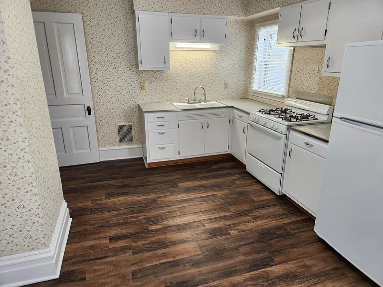 605 E Washington St #B — Photo 17