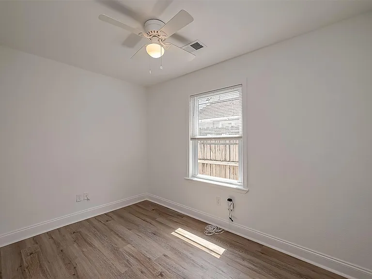 915 Adele St — Photo 18
