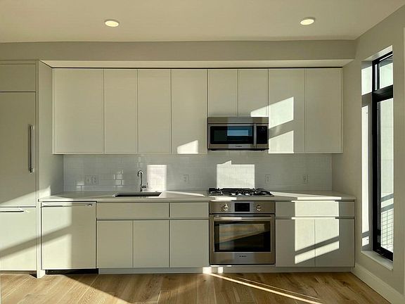 4th image of 191 Washington St #704