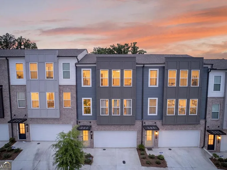 1445 Creekside Cir — Photo 1