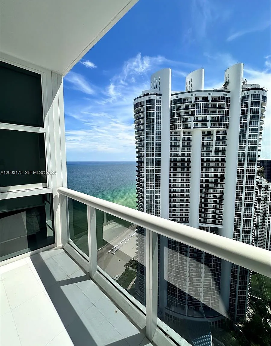 Trump Royale Condo — Photo 2