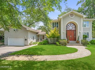 7 Wallace Ave, Oakhurst, NJ 07755