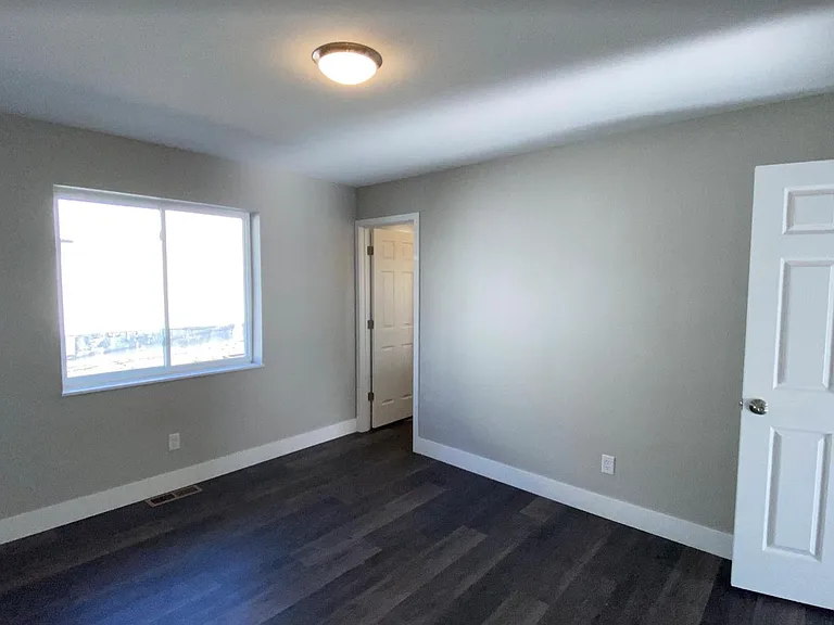 814 Easton St — Photo 11