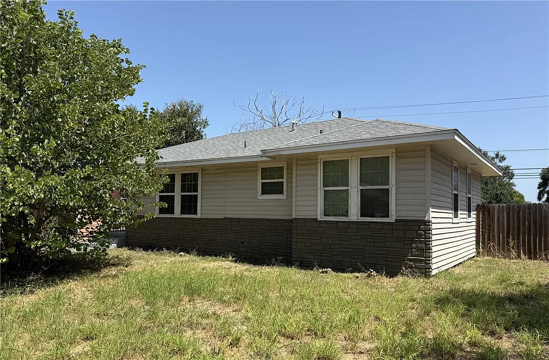 3 bed, 1.5 bath, 999 sqft, $1,650 — Photo 2