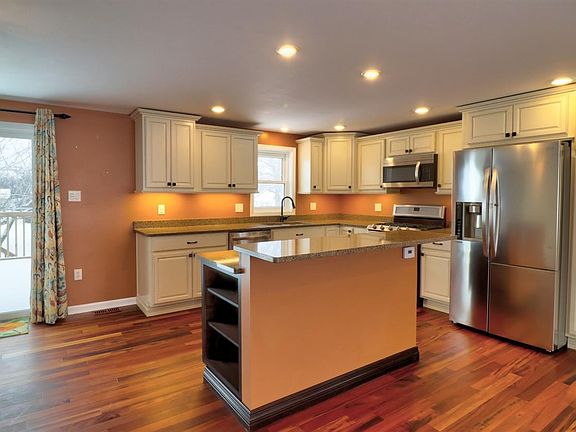 3rd image of 7 Oak Dr