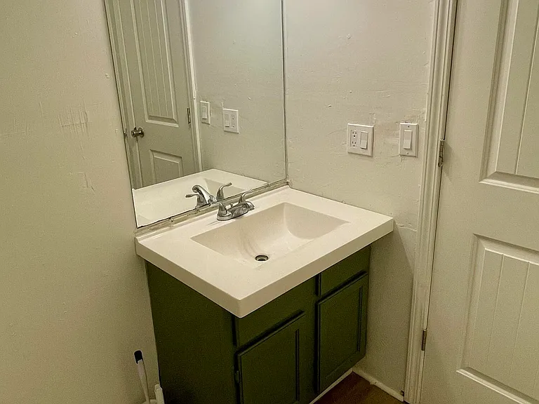 391 W Railroad St #5 — Photo 6