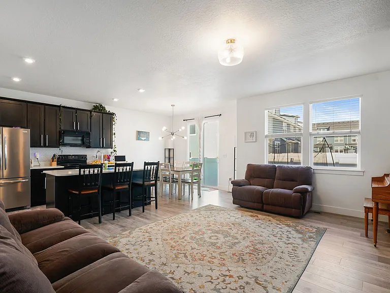 1082 S Lilac Way — Photo 3