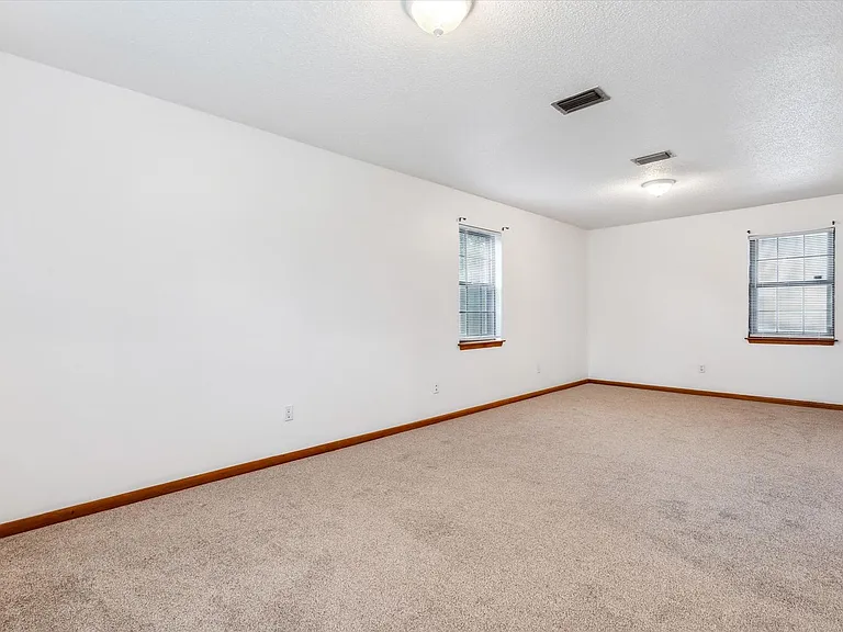 504 Farnell Ln — Photo 11