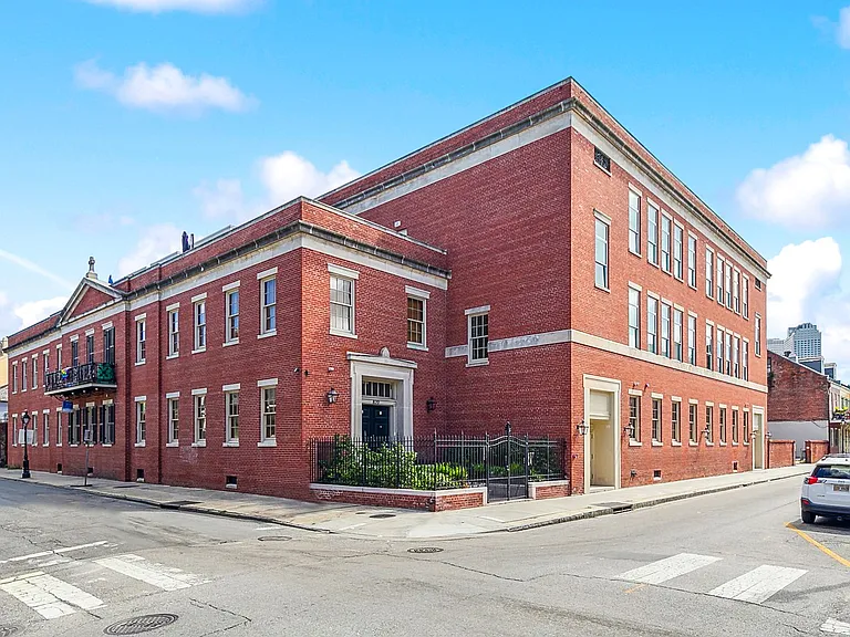 The Academy Luxury Apartments and Townhomes — Photo 20