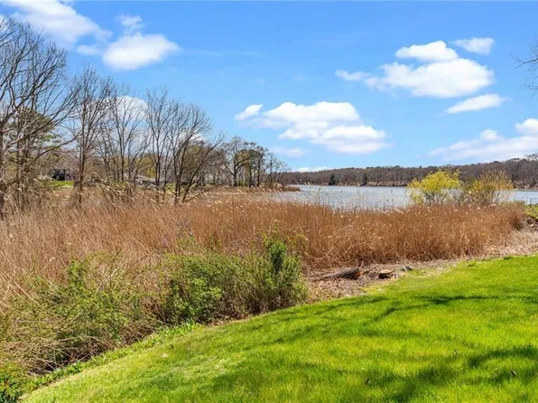 5 Canfield Ct, Warwick, RI 02889