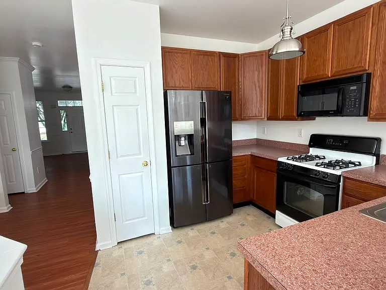 1071 King Way — Photo 7
