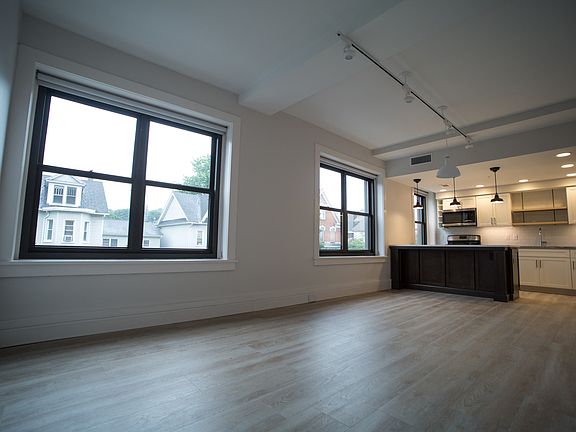 3rd image of 2015 Broad Ave #B