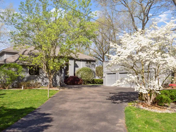 462 E Gull Lake Dr, Augusta, MI 49012