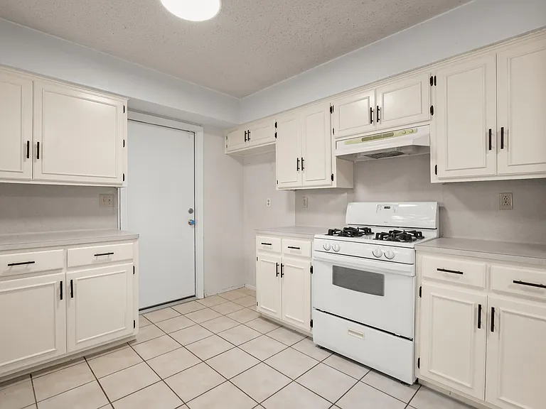 2600 Greenland Ln — Photo 7
