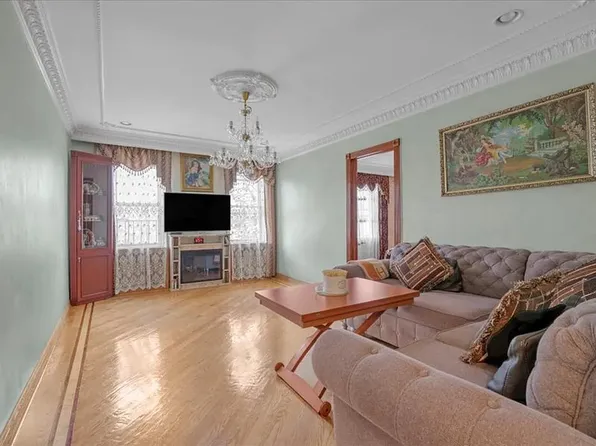 3845 18th Avenue image 2 of 13