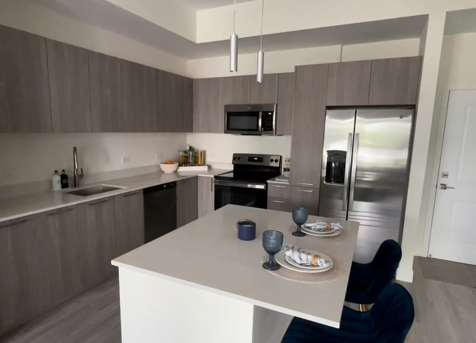 2 bed, 2.0 bath, 1005 sqft, $2,550 — Photo 1