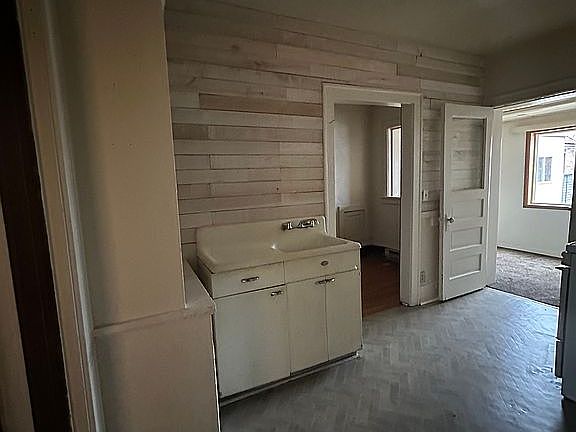 3rd image of 225 Smith Ave